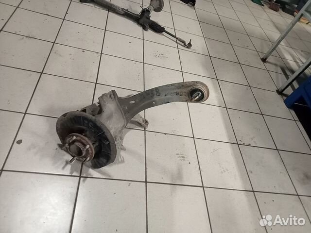 Задний кулак в сборе со ступицей левый Мазда 3 бк