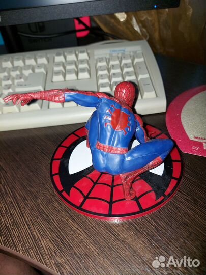 Различные коллекционные статуэтки и фигурки