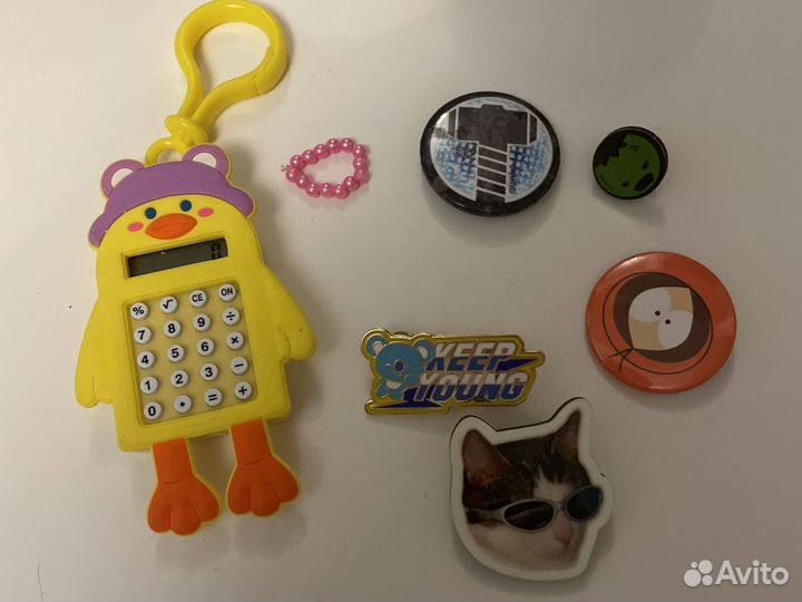 Значки, калькулятор, брелок