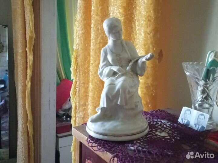 Статуэтка фарфор девушка