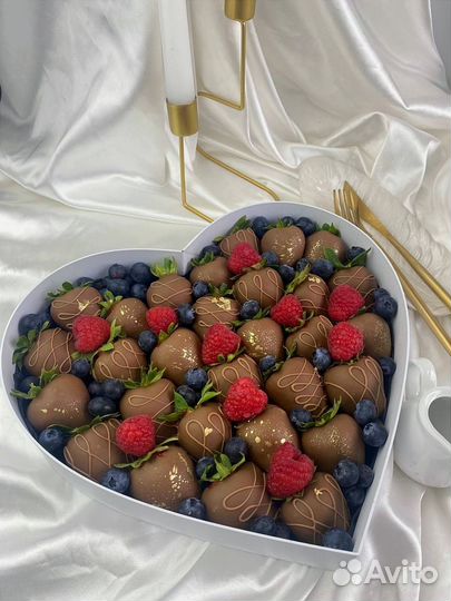 Сердце с клубникой в шоколаде и малиной