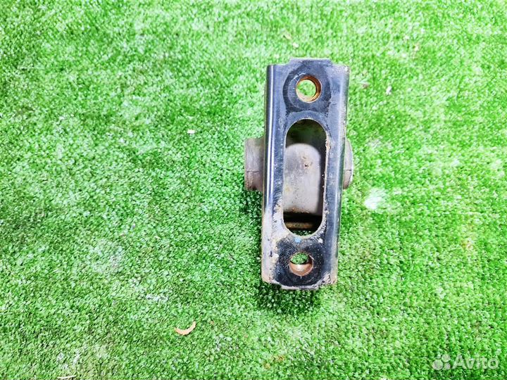 Опора (подушка) двигателя передняя Toyota Auris E