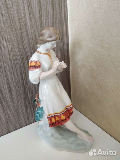 Статуэтка Девушка с ромашкой