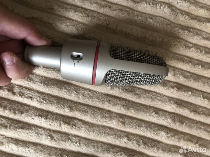 Студийный микрофон akg