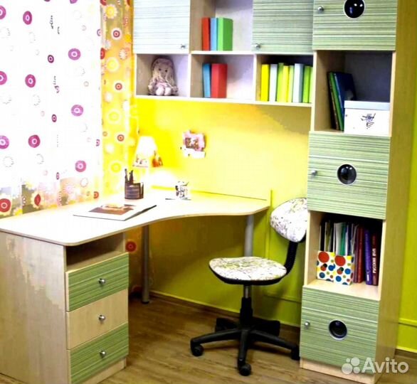 Рабочая зона в углу у окна