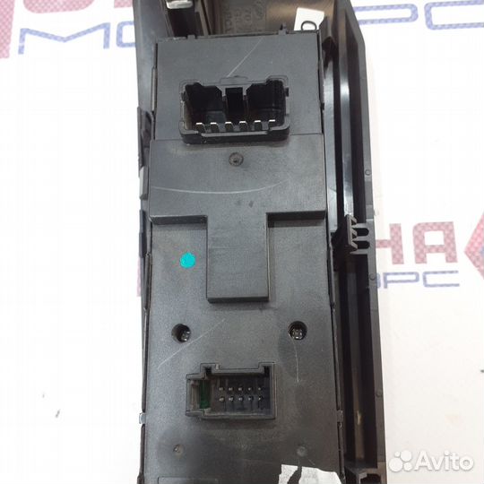 Накладка подлокотника передняя левая в сборе lifa