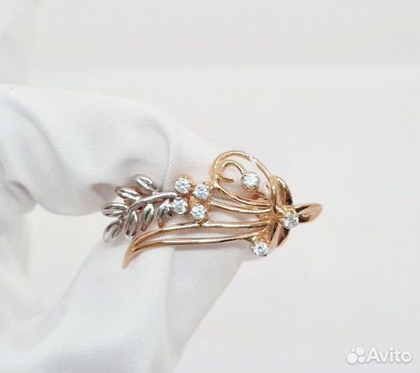 Золотая брошь с камнем