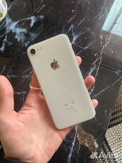 Телефон iPhone 8