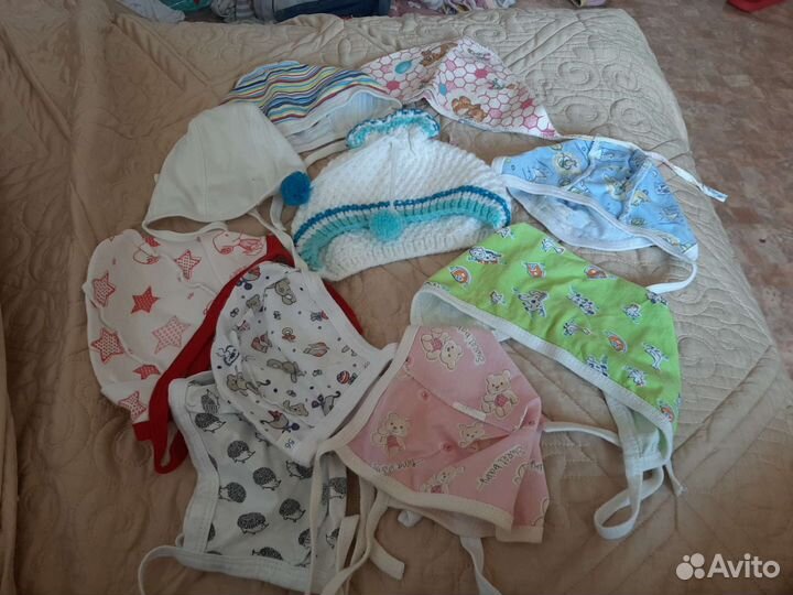 Чепчики и тёплая шапочка для младенца. за все 250