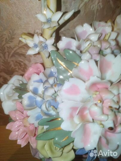 Фарфоровая корзина на стену