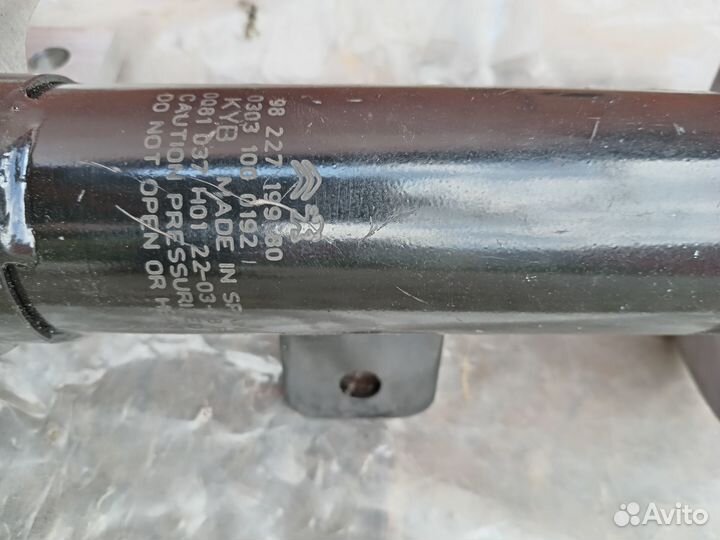 Peugeot 3008 стойка амортизатора правая