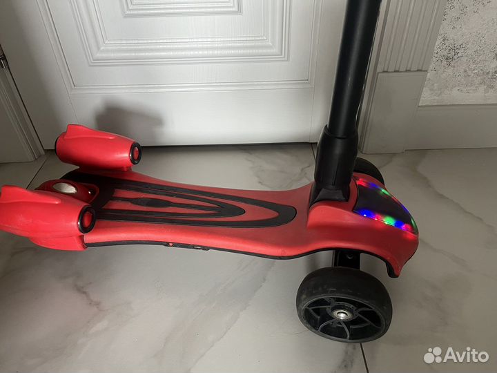 Трехколесный самокат с музыкой и подсветкой