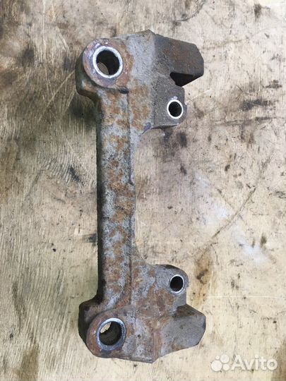 Скоба суппорта переднего левого Renault Laguna 2
