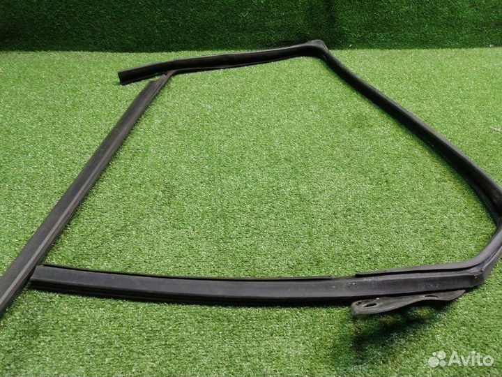 Уплотнитель стекла двери левый Skoda Octavia A5