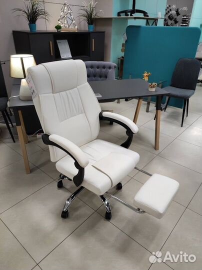 Компьютерное кресло с подставкой для ног