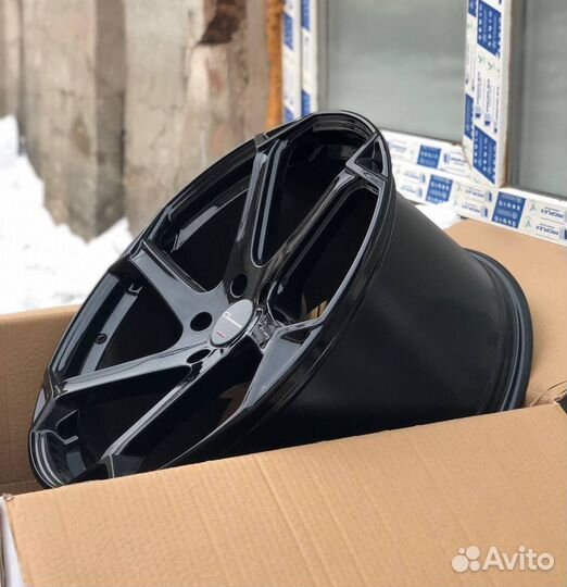 Диски Giovanna Dalar X R22 на Range Rover Velar