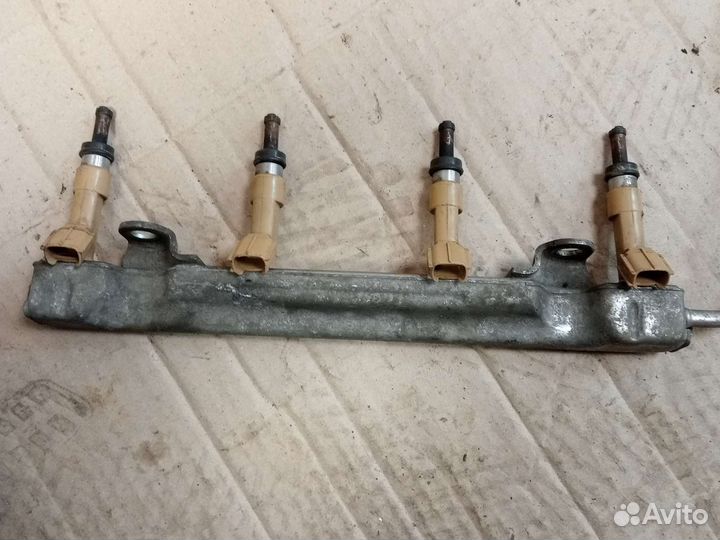 Топливная рампа с форсунками Toyota Corolla 1.6