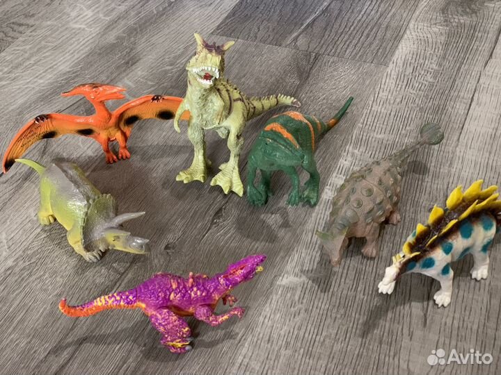 Фигурки динозавров