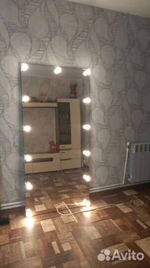 Гримерное зеркало со столиком