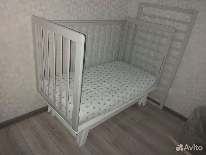 Детская кроватка с маятником