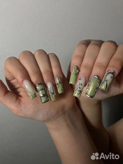 Модель на маникюр и наращивание ногтей