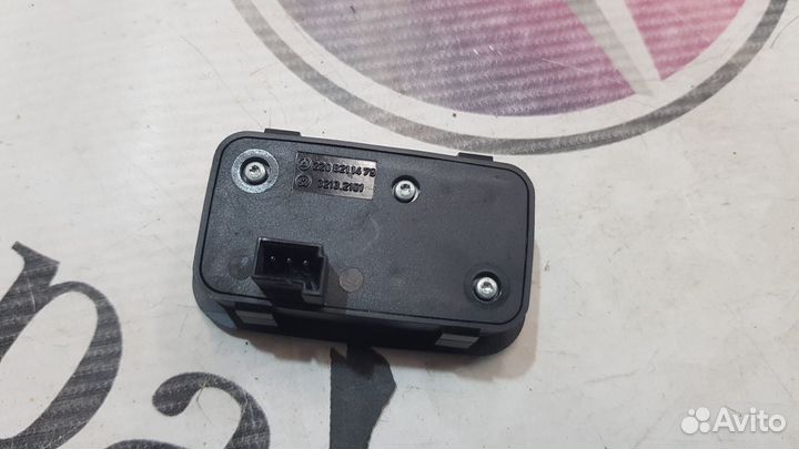 Кнопка закрытия багажника Mercedes A2208211479