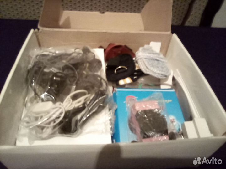 Большая коробка телефонной мелочевки