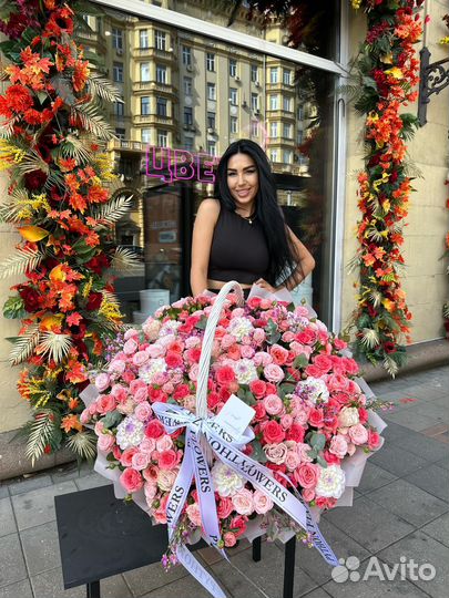 Декор витрины искусственными цветами