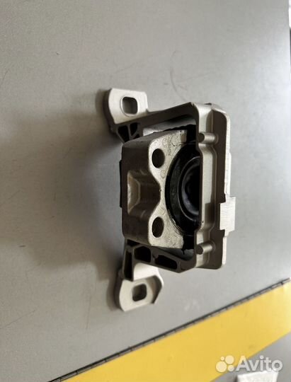 Опора двигателя правая 1811940