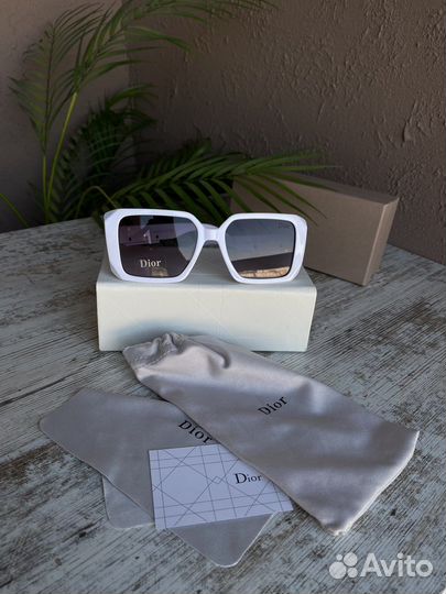 Очки и коробка dior