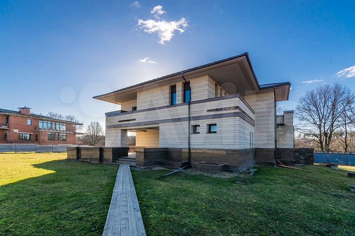 Дом 1028,6 м² на участке 33,8 сот.