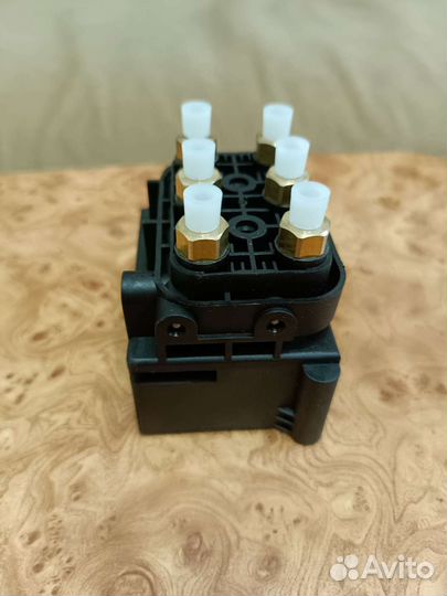 Блок клапанов пневмоподвески vw touareg Q7