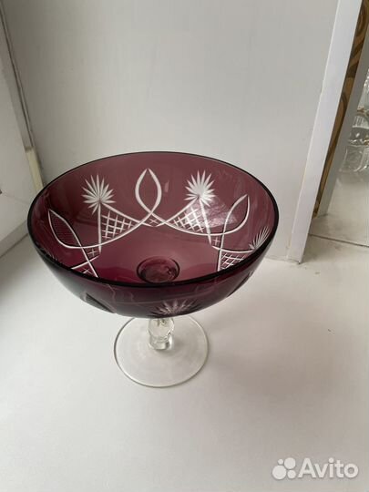 Вазы и бокалы из марганцевого стекла