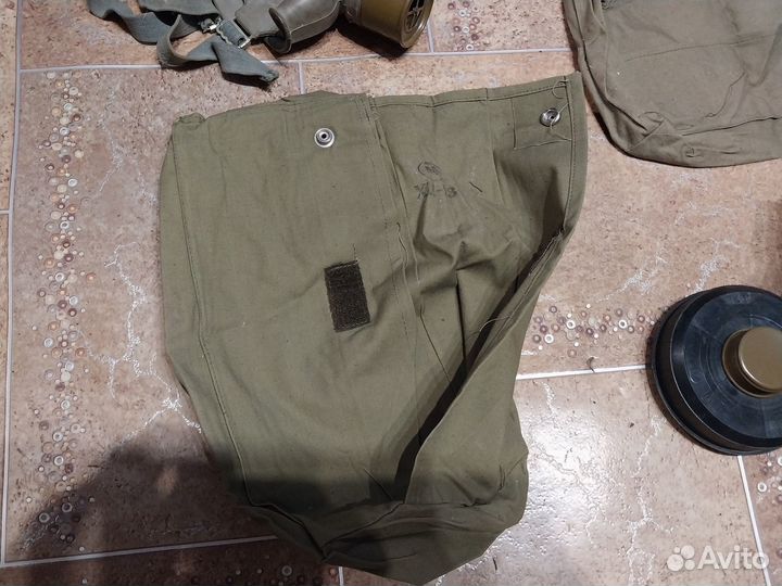 Противогазы, подсумки и имущество го