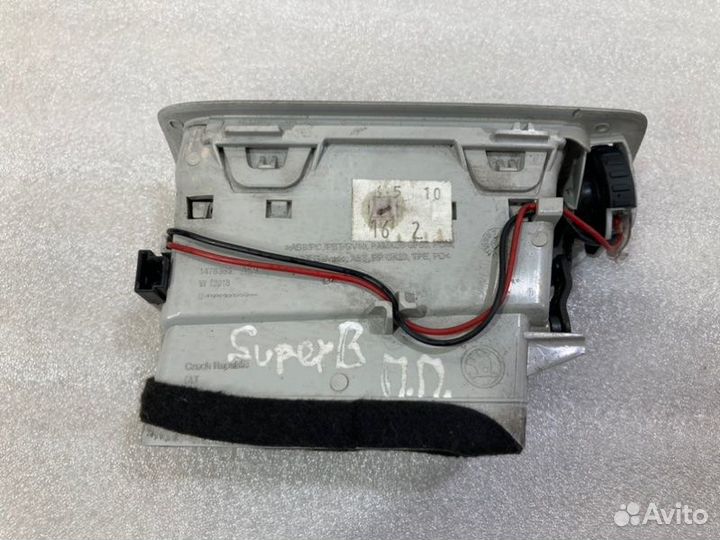 Дефлектор воздушный передний правый Skoda Superb