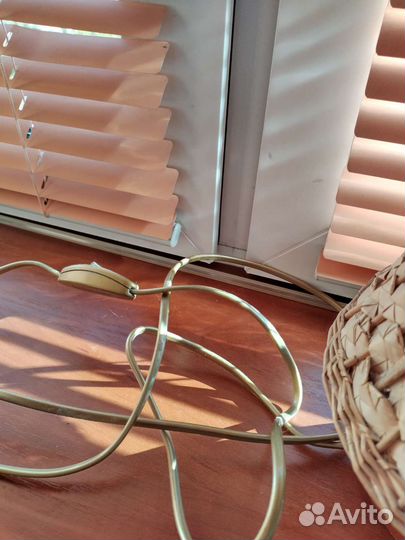 Настольный светильник из натуральных материалов