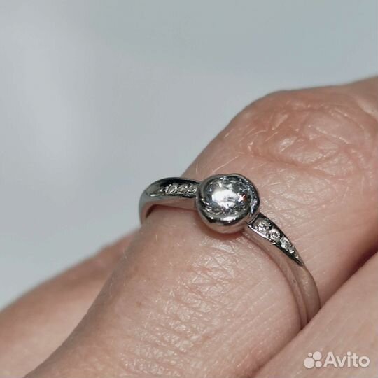 Золотое кольцо с бриллиантом 17 размер