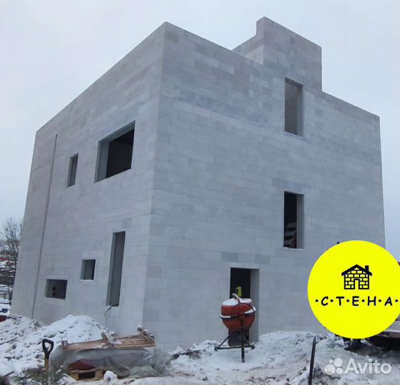 Кладка блоков. Каменщики