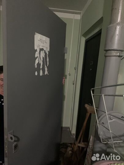 Дверь железная с замком и ключами