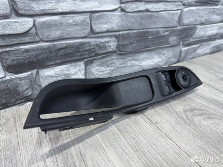 Блок управления стеклоподъемниками Ford Focus 3