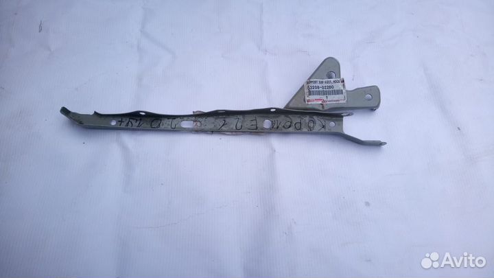 Toyota Corolla E210 кронштейн замка капота