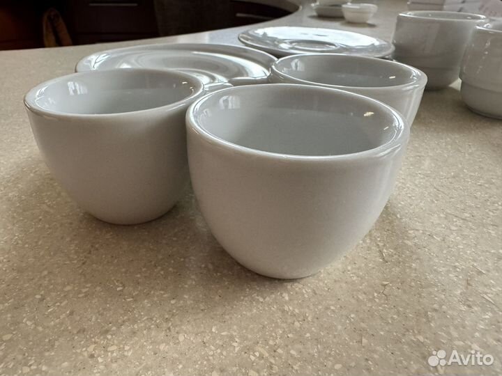 Кофейные чашки с блюдцами