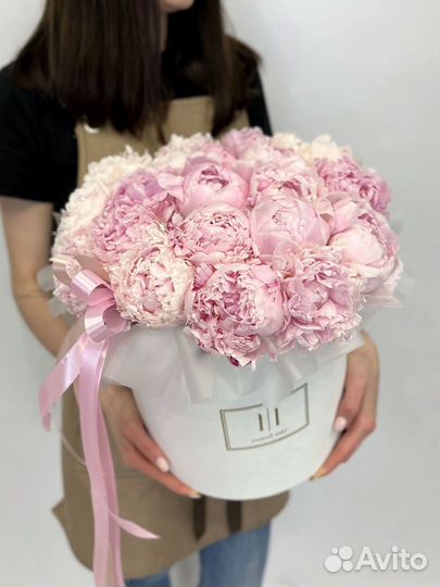 Букет из пионов в коробке