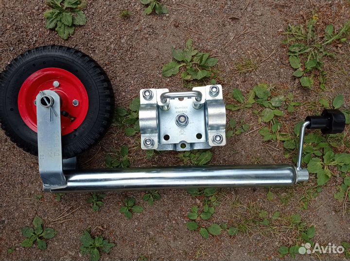 Опорное колесо с пневмошиной с поворотным хомутом