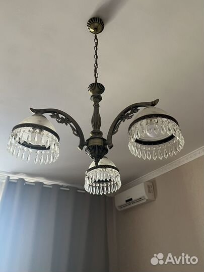 Люстра потолочная трехрожковая и два бра к ней
