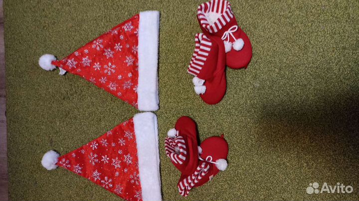 Новогодний свитер, тапочки и колпачок