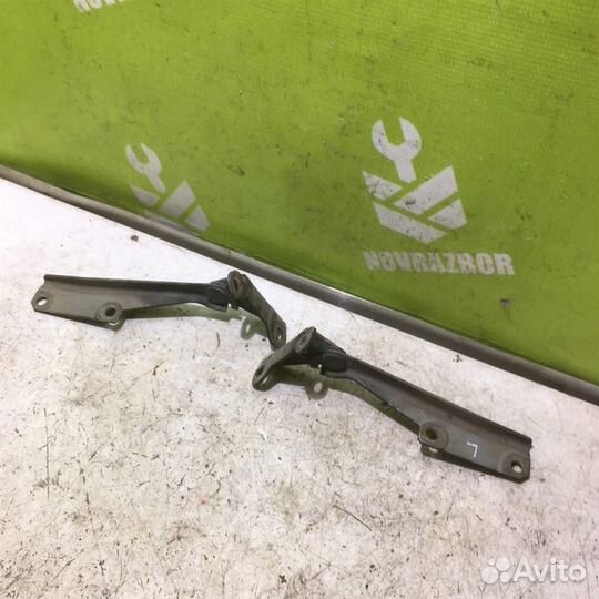 Петля капота Вольво C40