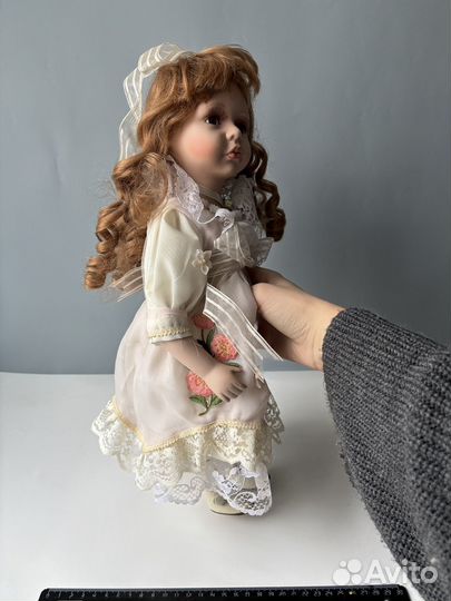 Фарфоровая кукла в белом платье
