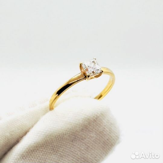 Золотое кольцо с фианитом 16р