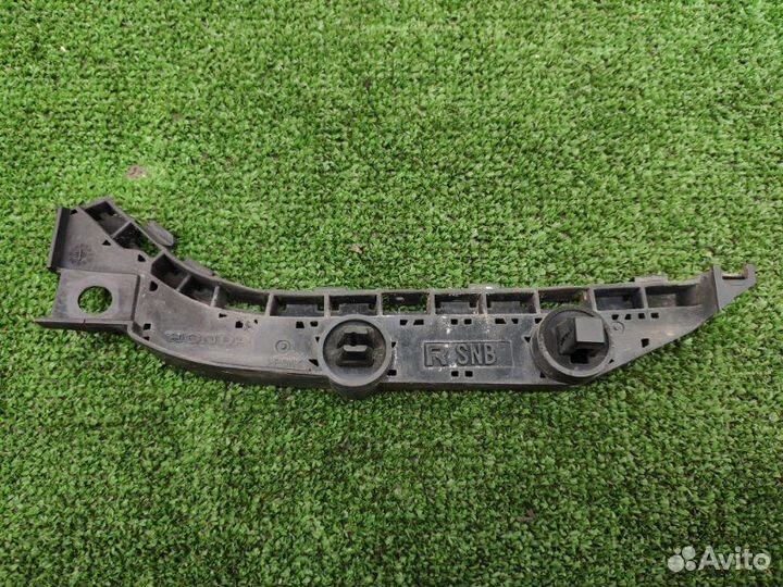 Кронштейн бампера передний правый Honda Civic 4D